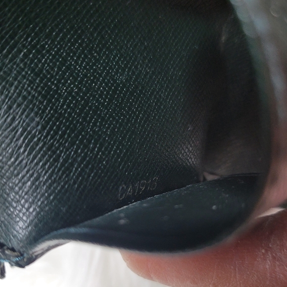 Louis Vuitton Taiga Leather 6 Key Holder - Picture 7 of 10